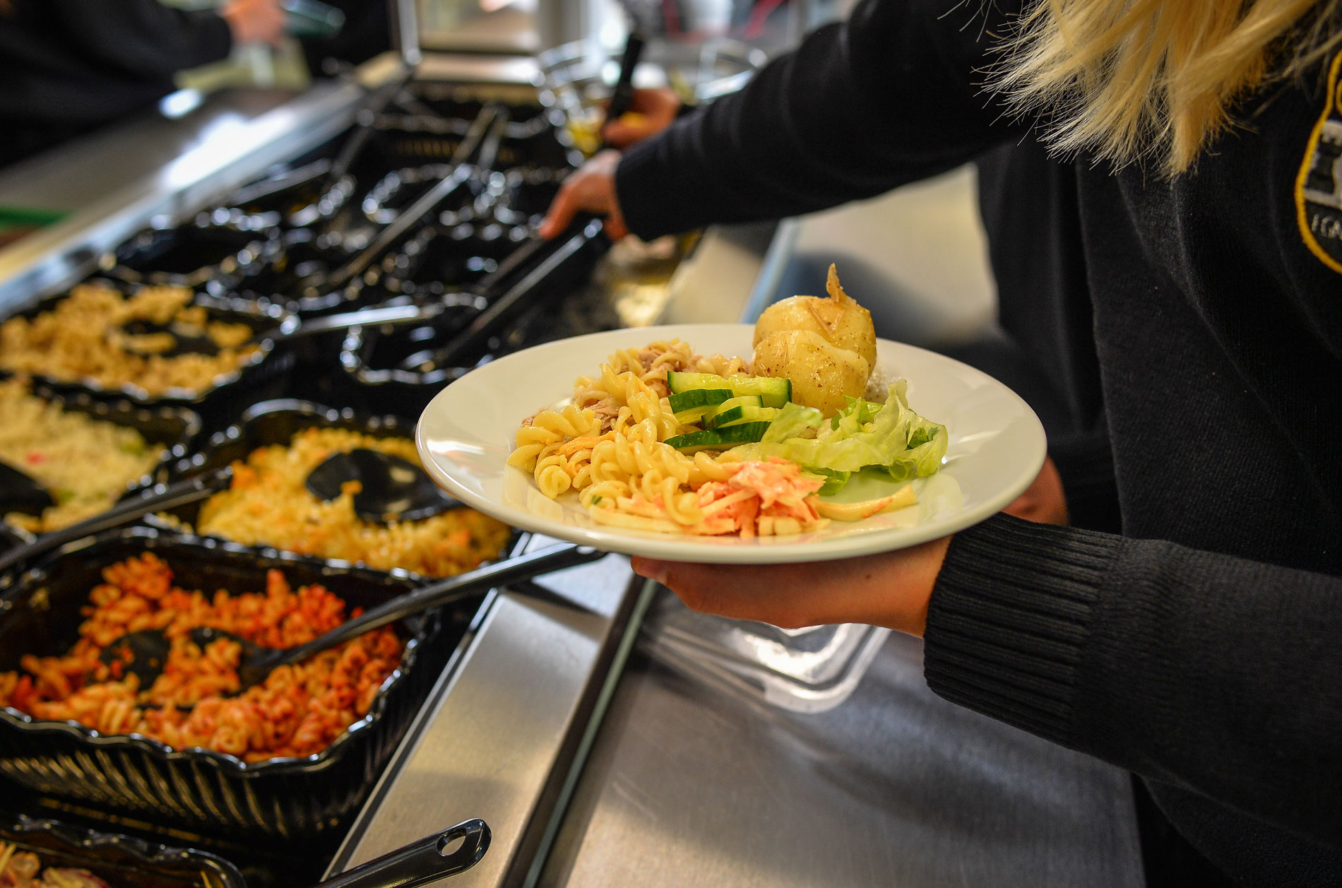 School dinner. School meal. Чем кормят в школе в Англии. Free School meals uk skandal. Чем кормят в школах Дубая.